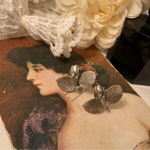 VINTAGE SILVER ANTIQUE ROSE SCREW-BACK EARRINGS